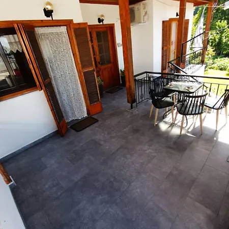 τα πλατάνια Holiday home *
